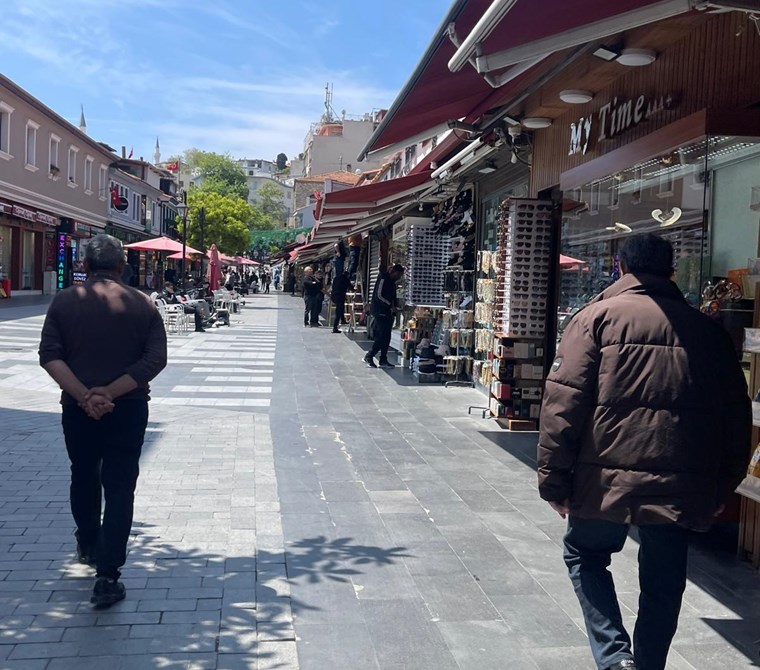 KUŞADASI MERKEZİNDE, PRESTİJLİ BİR BÖLGE OLAN SAĞLIK CADDESİ'NDE SATILIK DÜKKAN.