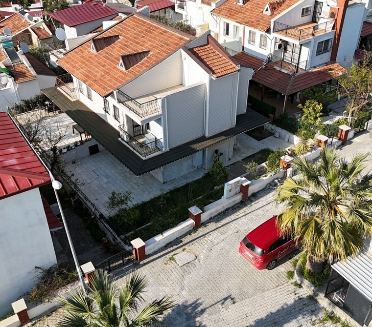 REALTY WORLD EFES"TEN KADINLAR DENİZİ SERİN KENT"TE SATILIK 4+1 VİLLA
