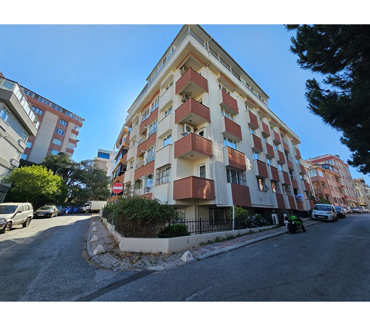 ÜSKÜDAR KISIKLI MAHALLESİNDE HUZURUN VE KONFORUN BULUŞTUĞU GİRİŞ KAT DAİRE!