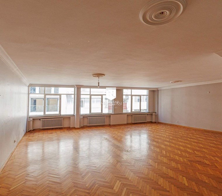 Spacious 4-Bedroom Apartment with 80 m² Living Area for Sale in Nişantaşı - Near Teşvikiye Mosque