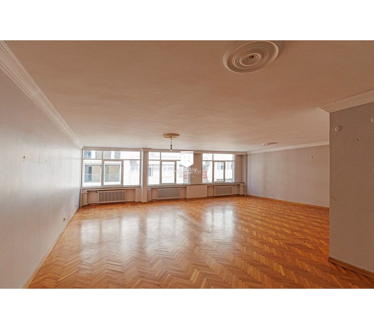 Spacious 4-Bedroom Apartment with 80 m² Living Area for Sale in Nişantaşı - Near Teşvikiye Mosque