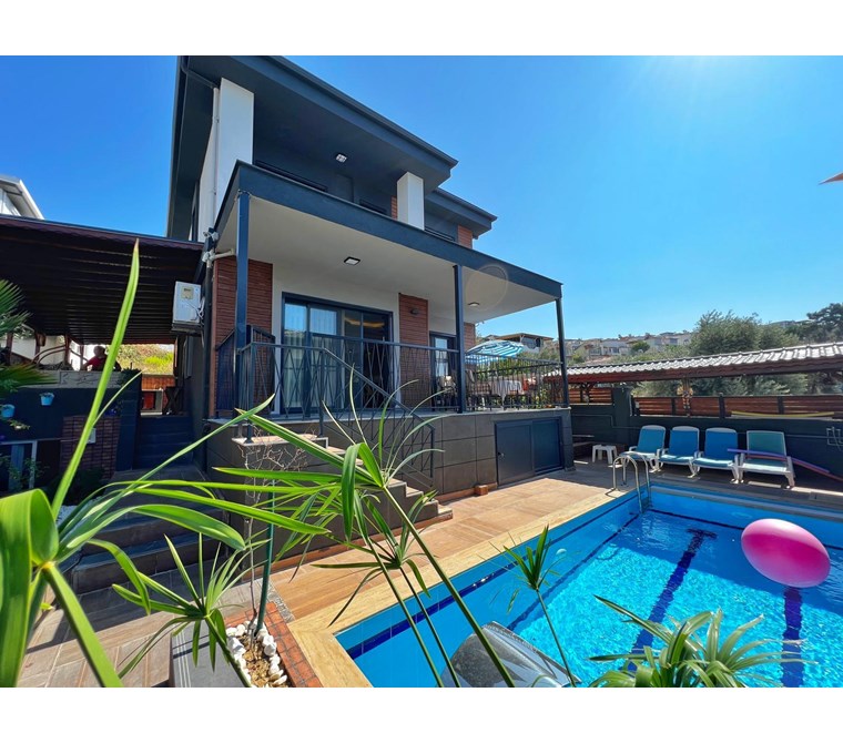 KUŞADASI KADINLAR DENİZİ SATILIK ÖZEL HAVUZLU MÜSTAKİL 3+1 VİLLA