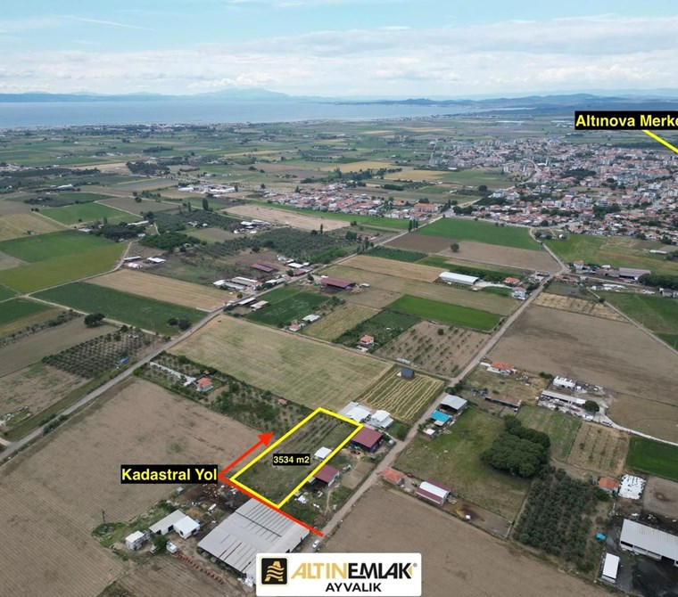 AYVALIK ALTINOVADA SATILIK ELEKTRİK VE SUYU OLAN 3534 M² BAĞ NİTELİĞİNDE ARAZİ