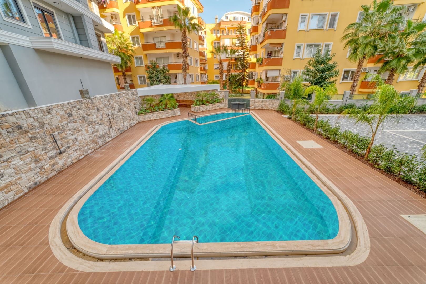ALANYA GÜLLERPINARI’NDA MERKEZİ KONUMDA ULTRA LÜKS EŞYALI 2+1 SATILIK DAİRE · 15 · Fotoğraflar
