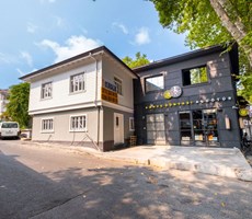YENİKÖY'DE CADDE ÜZERİ BAHÇELİ SATILIK OFİS