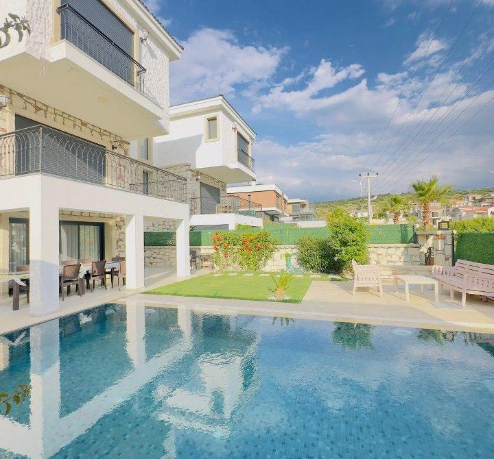 Reis Dere Havuzlu Geniş Bahçeli 4+2 EŞYALI Tripleks Müstakil Villa