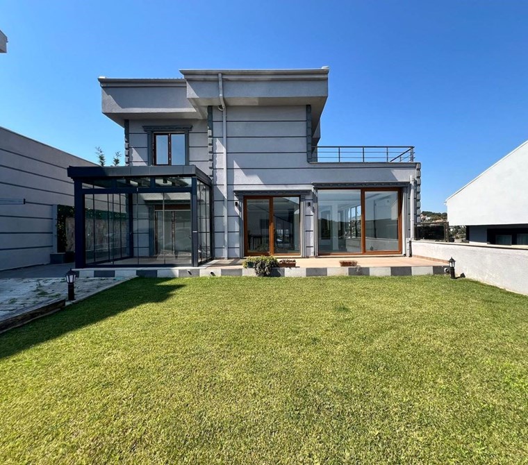 Uskumruköy'de Site İçinde, Şerefiyesi Yüksek, 4+2 Kiralık Villa