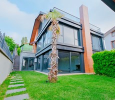 ZEKERİYAKÖY BUTİK SİTEDE ÇİFT BAHÇELİ SIFIR ÇELİK İKİZ VİLLA!