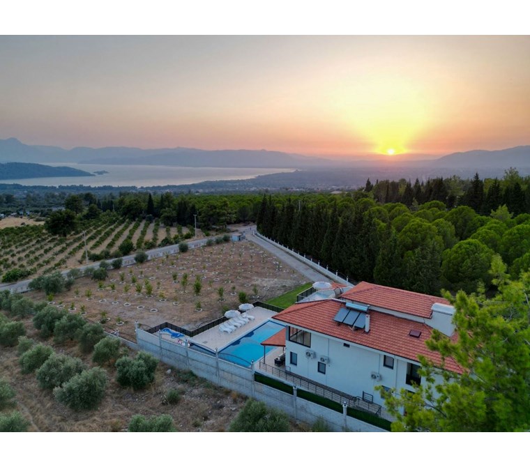 köyceğiz zeytinalanında satılık 5500 m2 arazi içerinde 8+1 villa