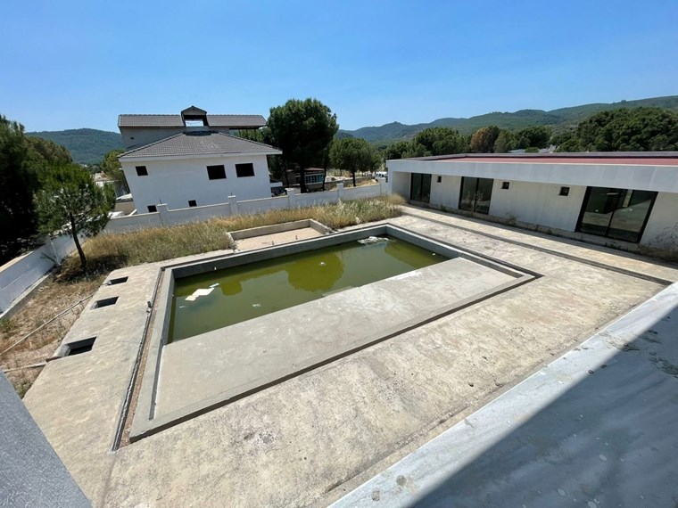 İzmir Menderes Küner'de Natamam Müstakil Ev ve 2000m2 Arsa