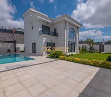 ARNAVUTKÖY'DE HAVUZLU AKILLI EV SİSTEMLİ LÜKS SATILIK VİLLA
