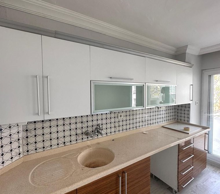 ÇAMLIKTA DENİZE 10DK YÜRÜME MESAFESİNDE BALKONLU ARAKAT 2+1 DAİRE