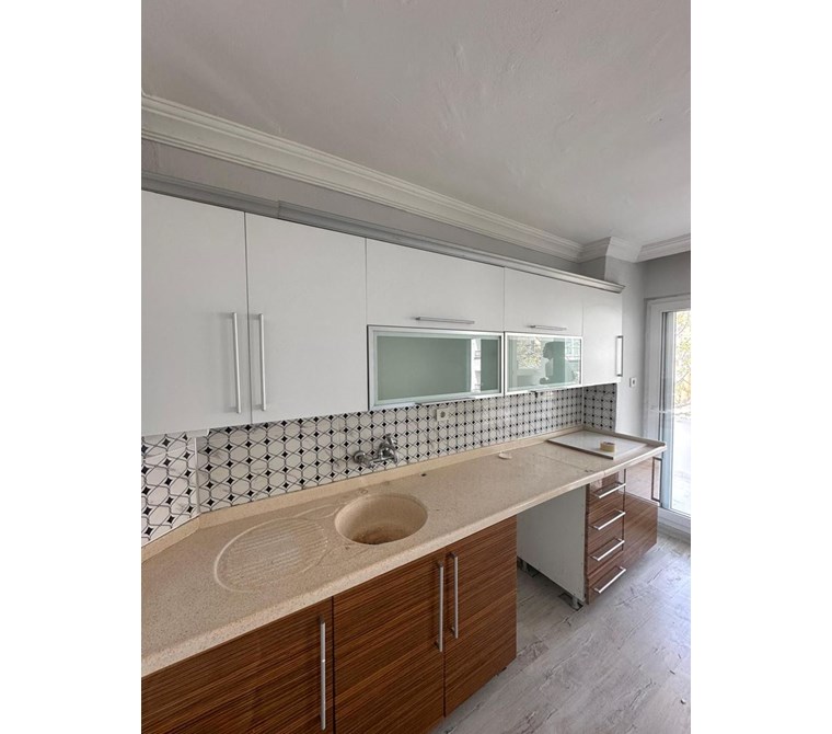 ÇAMLIKTA DENİZE 10DK YÜRÜME MESAFESİNDE BALKONLU ARAKAT 2+1 DAİRE