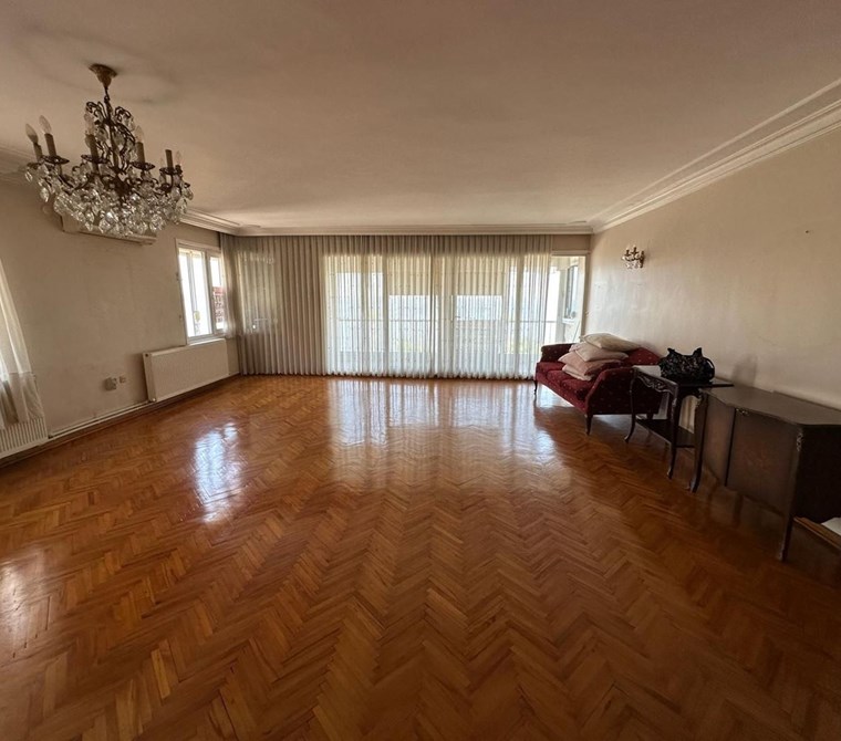 Göztepe'de Çift Cepheli Asansörlü Deniz Manzaralı Otoparklı Kiralık Yalı Dairesi