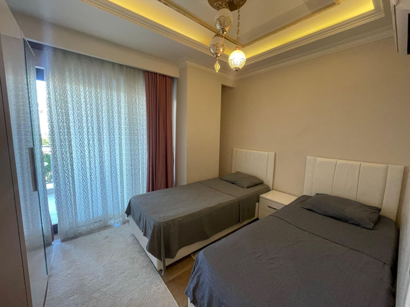 ALANYA MERKEZDE DENİZE 150 M FULL LÜKS EŞYALI SATILIK 2+1 DAİRE