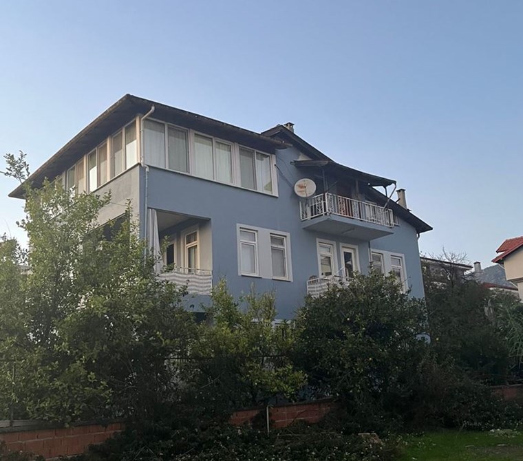 Kira getirili alt kat 3+1 üst kat 6+2 daireden oluşan bahçeli müstakil ev