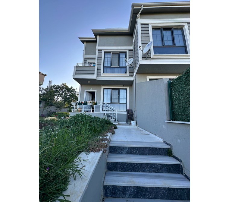 MARMARA EREĞLİSİ'NDE DENİZ MANZARALI SATILIK TRİPLEX VİLLA