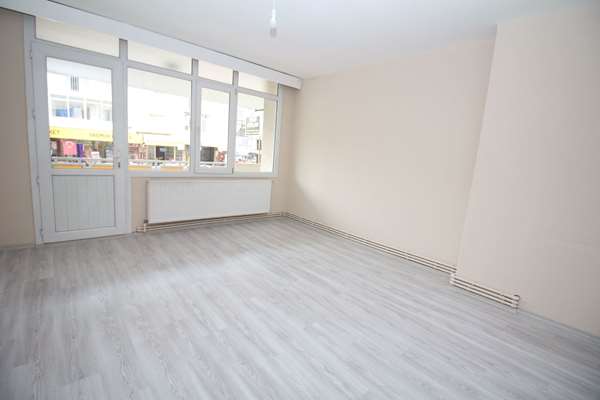 Polat Cad. Üzeri Asansörlü D.Gazlı Otoparklı 2+1