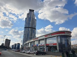 Kartal Adliye-Hastane ve Metro Yanı Kuriş Kule'de E-5 Manzaralı İç Bölmeli 85 M2 Kiralık 1+1 Ofis