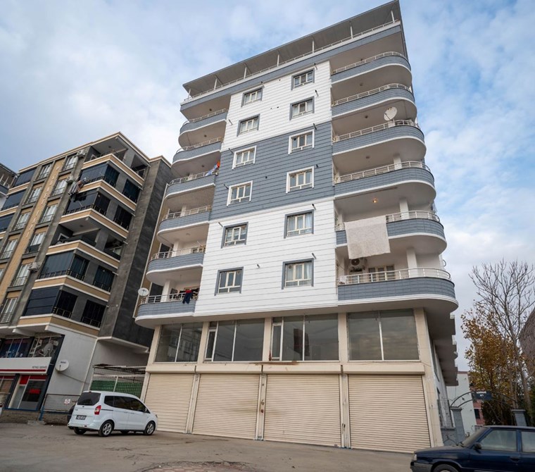 EMLAK 72 DEN EVA DÜĞÜN SALONU KARŞISINDA SATILIK TERAS