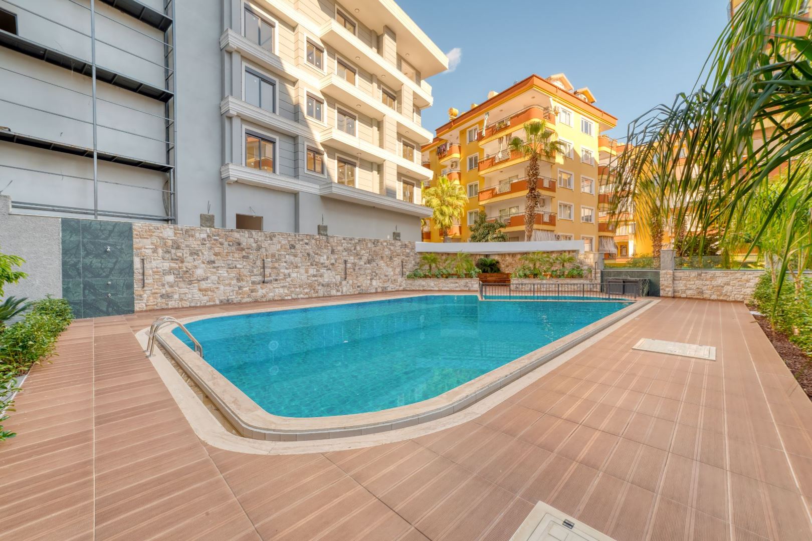 ALANYA GÜLLERPINARI’NDA MERKEZİ KONUMDA ULTRA LÜKS EŞYALI 2+1 SATILIK DAİRE · 14 · Fotoğraflar