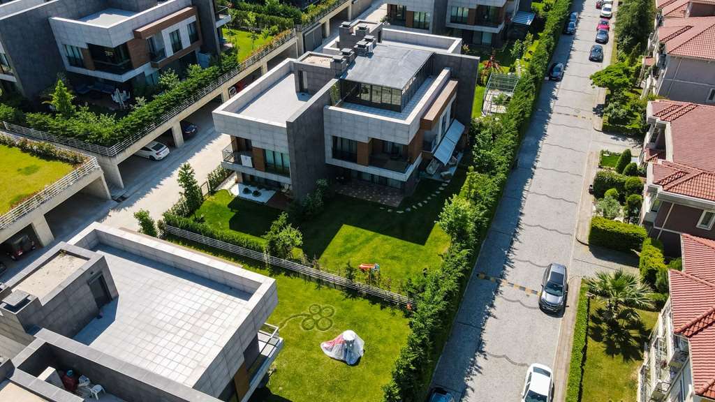 Bahçeşehir Atmaca Sitesi-Önsıra-Büyük Bahçeli Satılık 4+1 Villa
