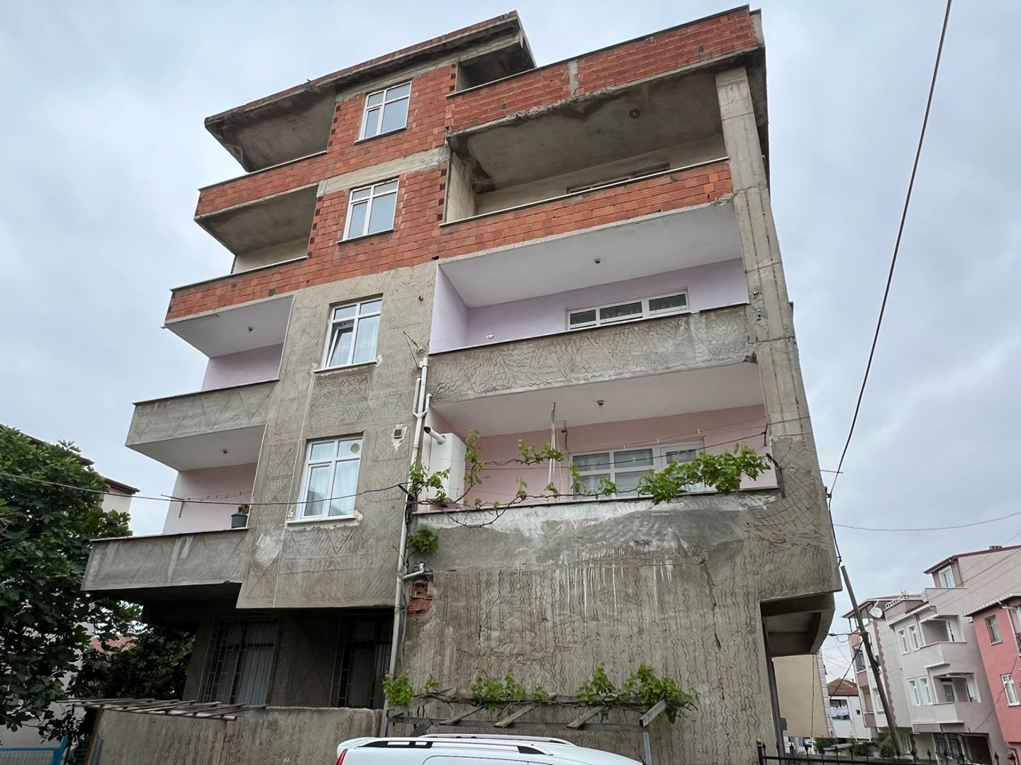 DARICA KAZIMKARABEKİR MAHALLESİNDE SATILIK 4 DAİRE+ 1 DÜKKAN