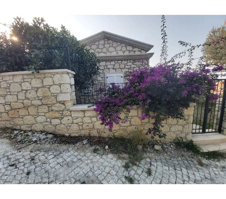 İzmir Çeşme Alaçatı Köy İçi Satılık Müstakil Girişli İkiz Villa