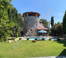 GAYRİMENKULPLUS/DALAMAN KARAÇALI DA EŞSİZ MİMARİDE SATILIK VİLLA