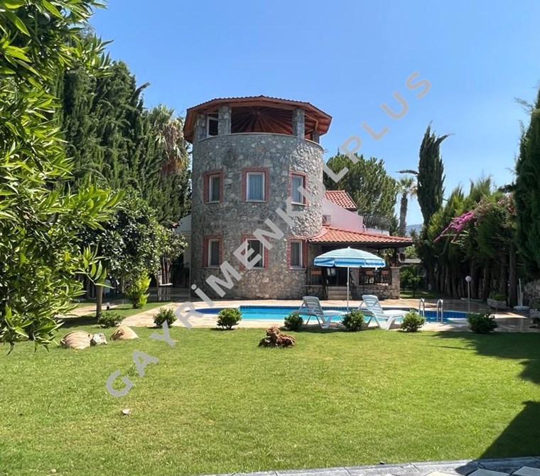 GAYRİMENKULPLUS/DALAMAN KARAÇALI DA EŞSİZ MİMARİDE SATILIK VİLLA