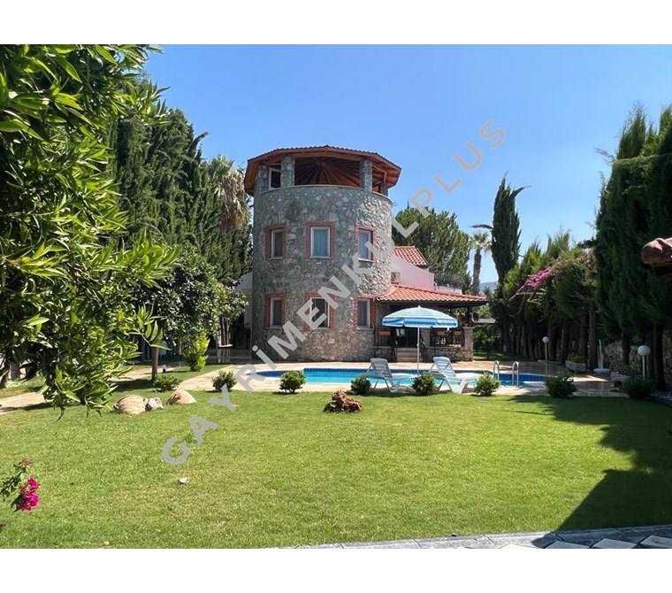 GAYRİMENKULPLUS/DALAMAN KARAÇALI DA EŞSİZ MİMARİDE SATILIK VİLLA