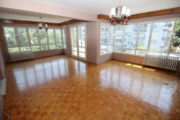 HIFZISSIHHA MEYDAN KÖŞE 3 CEPHE ARAKAT 3+1 OTOPARKLI DAİRE