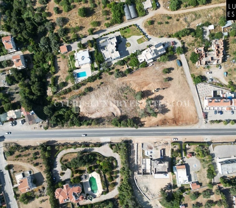 KIBRIS CATALKOY ANAYOLU UZERI YOLA SIFIR 4683 M2 3,5 DÖNUM IS VE KONUT IMARLI ARSA