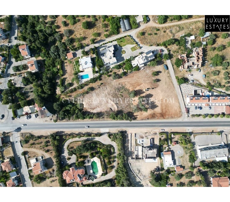 KIBRIS CATALKOY ANAYOLU UZERI YOLA SIFIR 4683 M2 3,5 DÖNUM IS VE KONUT IMARLI ARSA