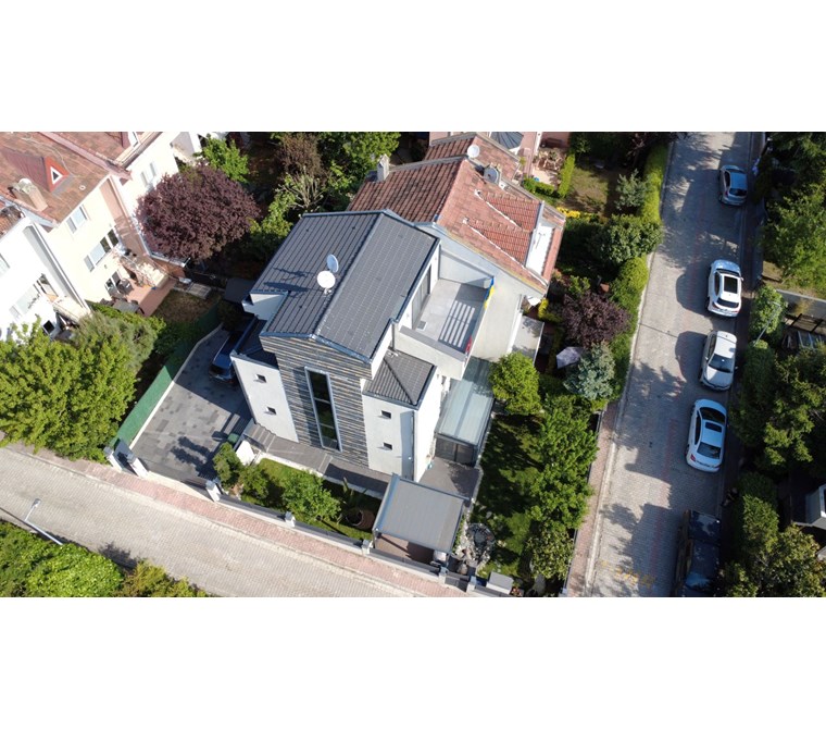 Zekeriyaköy'de lüks dekorasyonlu 5+2 satılık villa