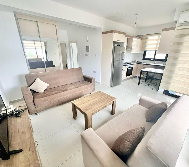 Küçük Kaymaklı bölgesinde, merkezi bir lokasyonda bulunan satılık modern ve konforlu 2+1 daire