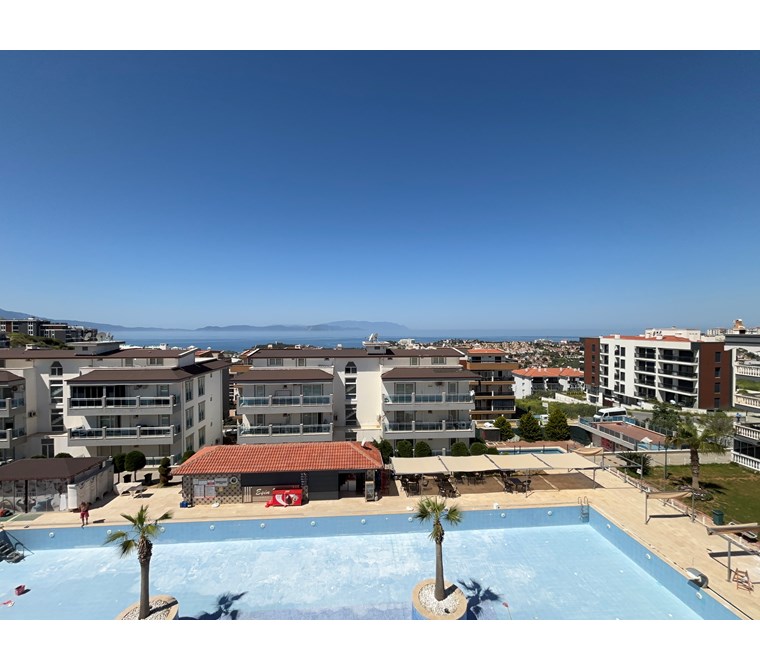 Kuşadası Değirmendere'de DenKuşadası Değirmendere'de Deniz Manzaralı, Geniş 4+1 Çatı Dubleksi, 200m²