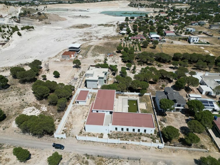 İzmir Menderes Küner'de Natamam Müstakil Ev ve 2000m2 Arsa