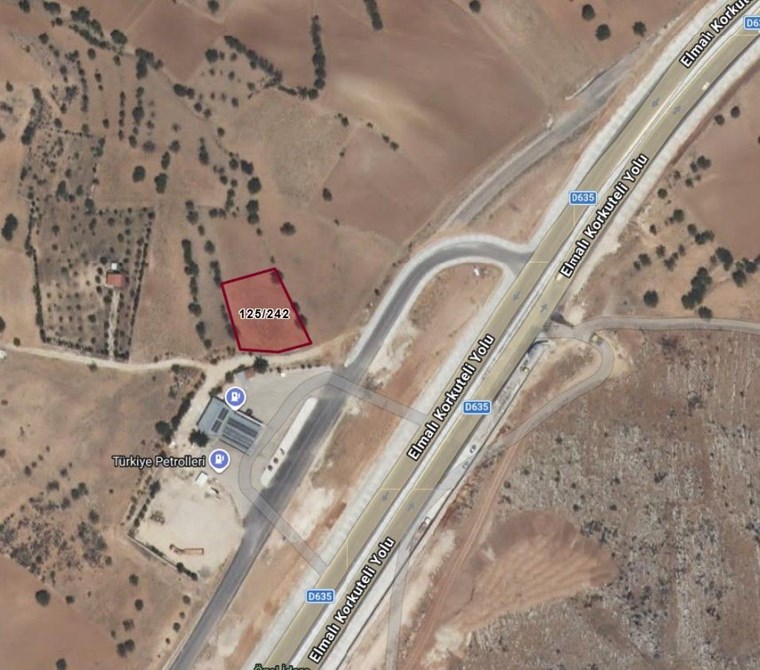 POYRAZ'DAN ELMALI ÖZDEMİR'DE ANA YOL ÜZERİNDE 1379m² TARLA