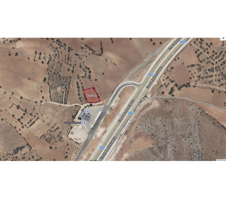POYRAZ'DAN ELMALI ÖZDEMİR'DE ANA YOL ÜZERİNDE 1379m² TARLA