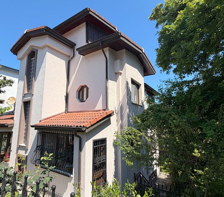 Güller Vadisi'nde Köşe Konumda Şerefiyeli Geniş Bahçeli Villa