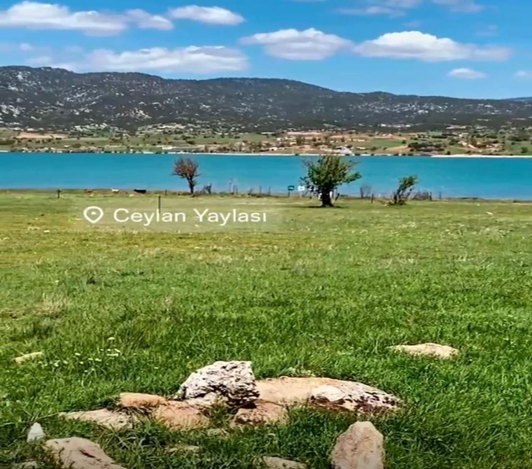 Muğla Seydikemer Yayla Ceylan’da 951 m² Hisseli Tarla –Göl Manzaralı