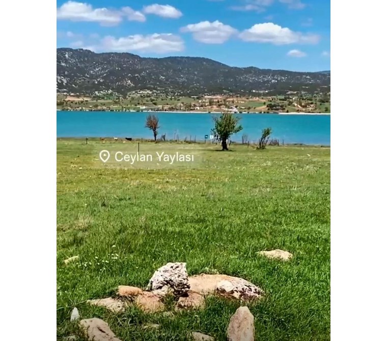 Muğla Seydikemer Yayla Ceylan’da 951 m² Hisseli Tarla –Göl Manzaralı