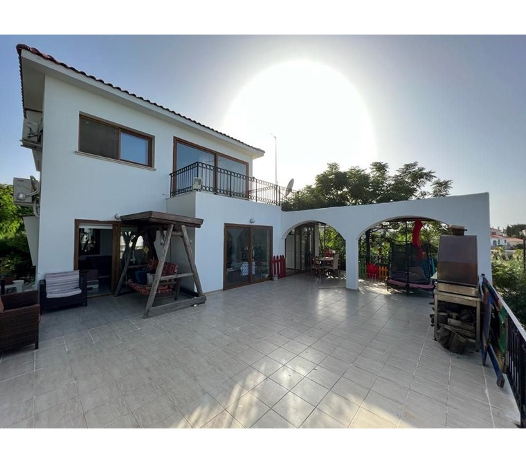 GİRNE ALSANCAK'DA DENİZ VE DAĞ MANZARALI SATILIK 3+1 VİLLA