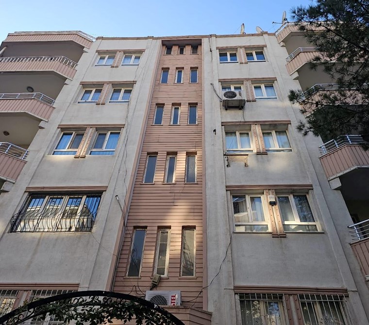 EMLAK 72 DEN FATİHTE SATILIK 3+1 DAİRE