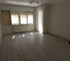  Göztepe'de Caddeye ve Toplu Ulaşıma Yakın, Aydınlık, Doğalgazlı, 2+1 Kiralık Daire