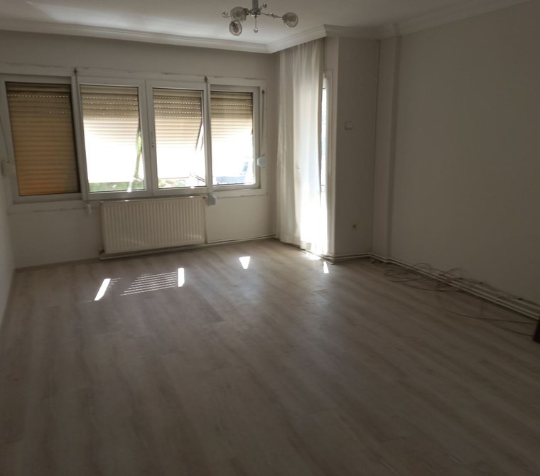  Göztepe'de Caddeye ve Toplu Ulaşıma Yakın, Aydınlık, Doğalgazlı, 2+1 Kiralık Daire