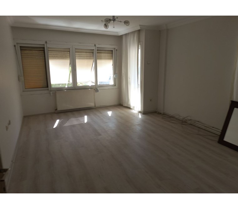  Göztepe'de Caddeye ve Toplu Ulaşıma Yakın, Aydınlık, Doğalgazlı, 2+1 Kiralık Daire