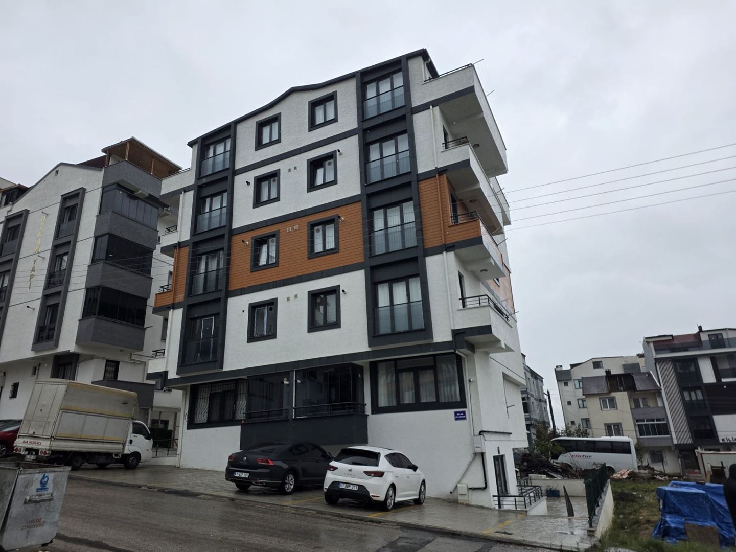 ÇAYIROVA EMEK MAHALLESİNDE MERKEZİ KONUMDA SATILIK 2+1 DAİRE