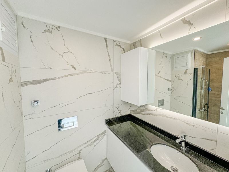 ALANYA AVSALLAR’DA DENİZE 800 M HAVUZ MANZARALI 1+1 DAİRE